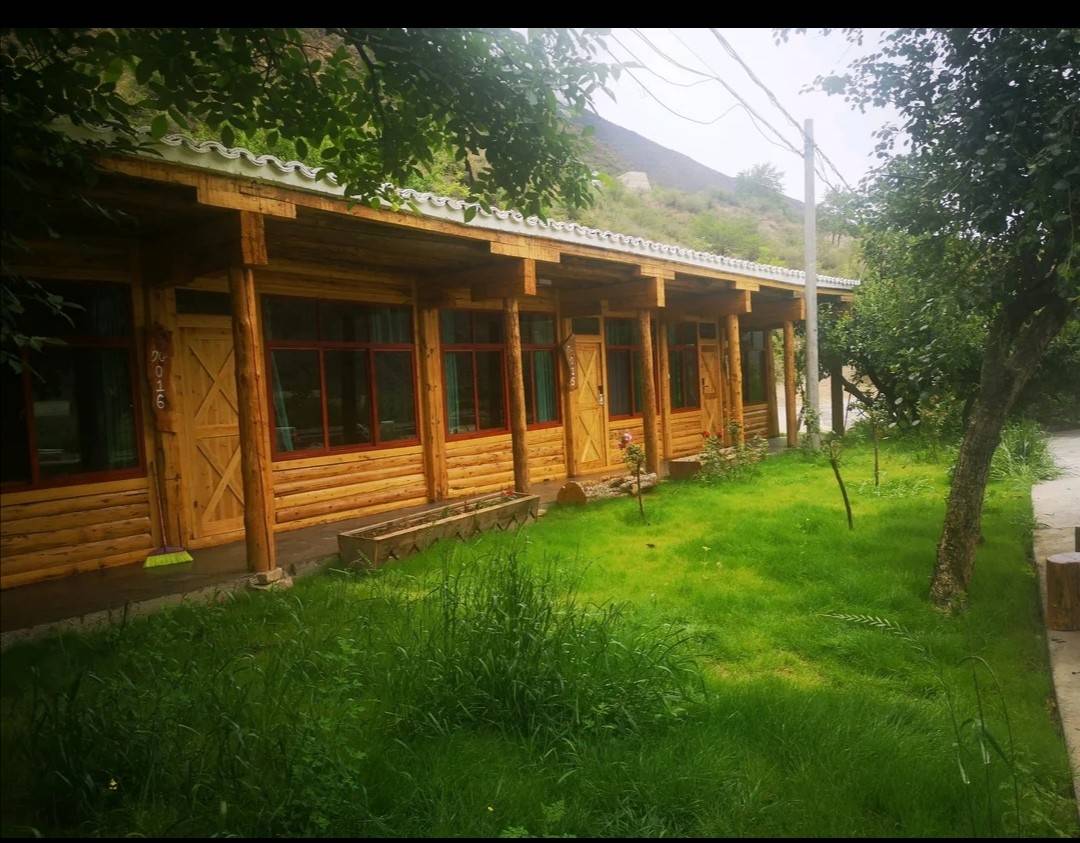 《格桑林卡民宿酒店》 位于甘孜州巴塘县夏邛镇318沿线,是川藏旅游的